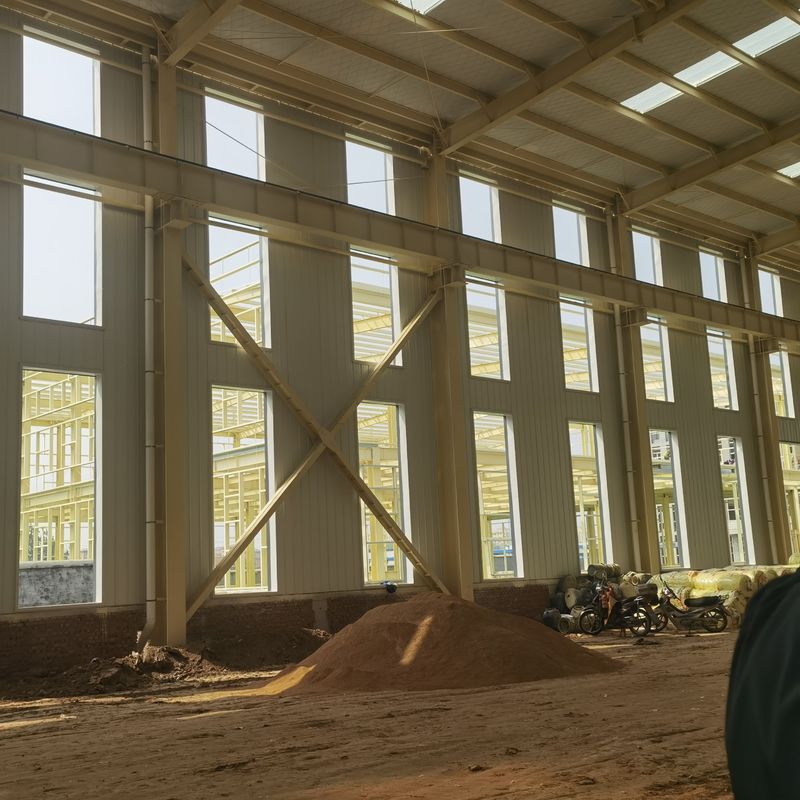 Construction d'un atelier de structures en acier industriel anti-corrosif à grande portée et résistant aux séismes